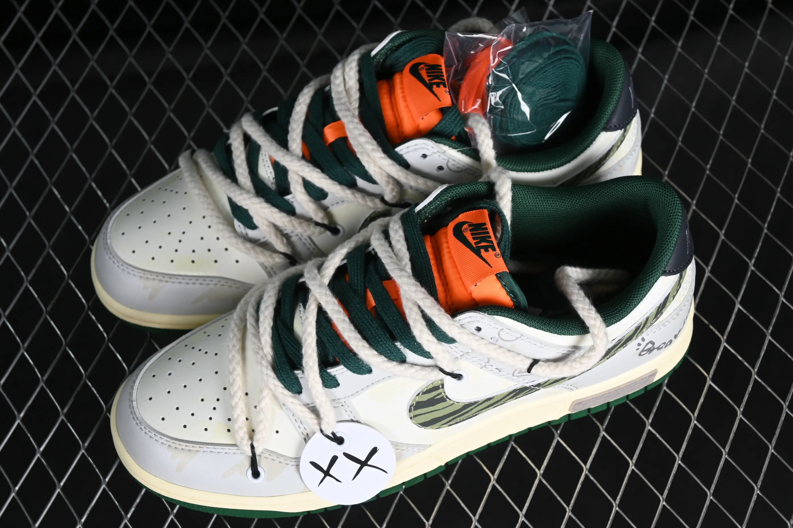 All Categories Nk SB Dunk Series Nk SB Dunk Low Low-top Sneakers Nk Dunk Low Panda Prank-Hip-hop Theme Ghost Face Sea SB Strap Low-top Casual Sneakers DD1391-300